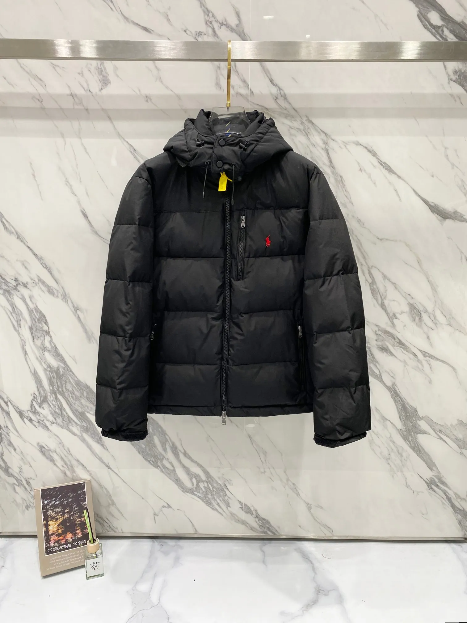 P700 Ralph Lauren/Ralph Lauren classic style winter new bright leather black down jacket jacket with removable hood extra thick plus velvet down jacket windproof and waterproof couple model [top version sold with anti-counterfeiting buckle] Purchase the original mold to create a full set of customized accessories Details determine success or failure 1. Imported barudan/Behringer embroidery machine customized 10,000-needle electric embroidery uses imported No. 7 needle imported embroidery thread to ensure that each word is full, three-dimensional and clear. It can be called the most expensive embroidery logo 2. It is filled with national standard 80 white duck down and has better thermal insulation performance. It is light and not heavy and has good fluff recovery after compression. 3. The inner lining is made of nylon and has a double-layer sealing design that will not cause any velvet leakage. The adjustable hem with a built-in drawstring buckle can prevent wind and cold. Ralph Lauren comes from the United States and has a strong American flavor. There are two brands under the name of Ralph Lauren: Poloby Ralph Lauren and Ralph Lauren has created a sales field of high-quality fashion in the world, and continues to promote the reputation of designer Ralph Lauren and the glorious image of the Ralph Lauren brand. Accessories: Original tag, washed label + electroplated YK zipper logo, the same style for both men and women, a must-have winter style. Color: bright black, matte black, navy blue, size: M~XXL